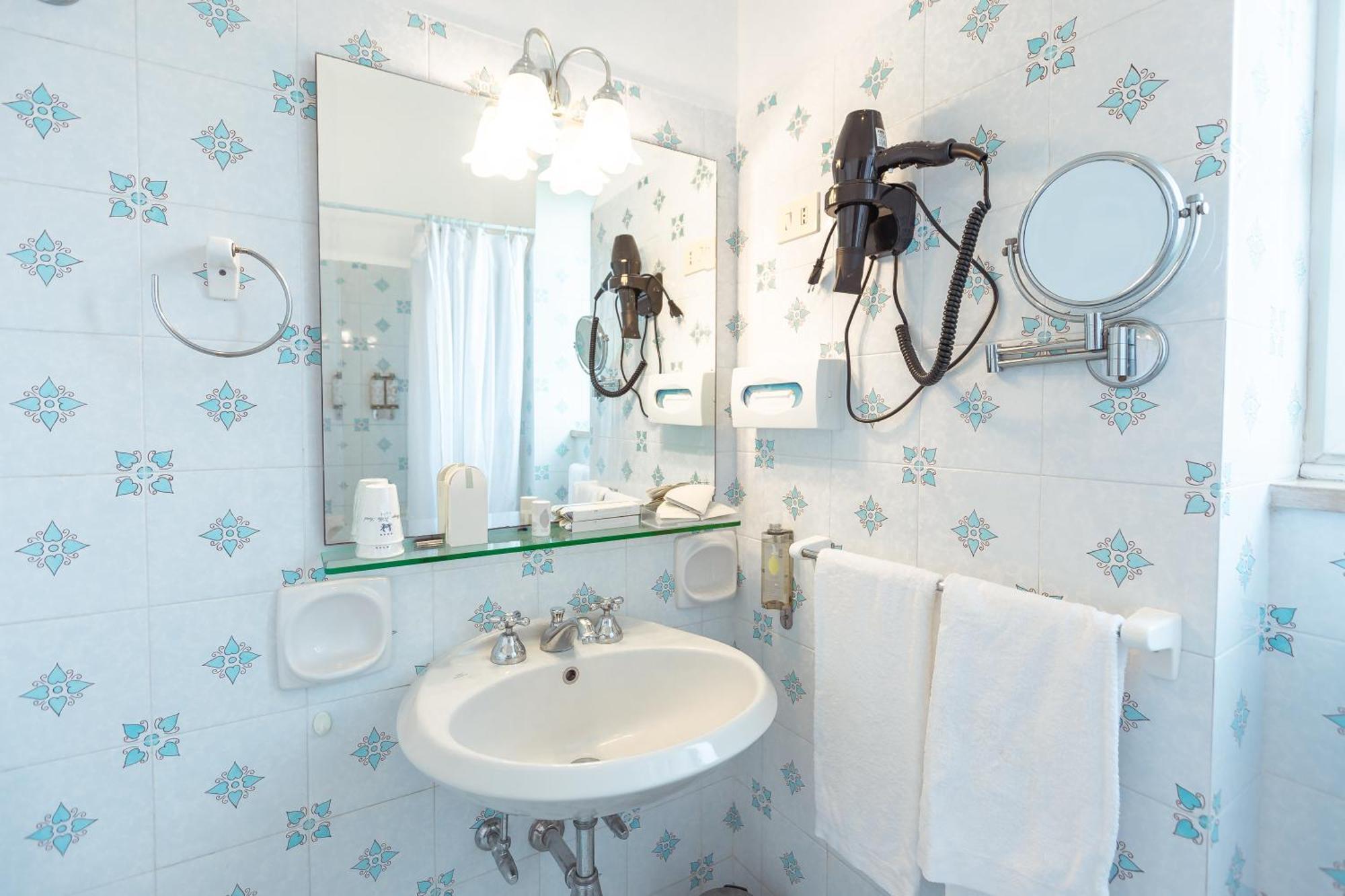 Sarah Hotel 4*